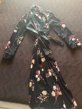 La Vie En Rose Black Floral Velvet Robe